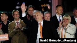 Угорський авторитарний лідер Віктор Орбан святкує перемогу, 3 квітня 2022 року