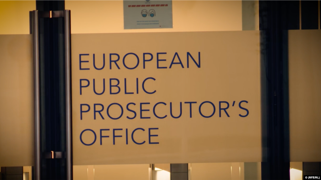  Potrivit investigațiilor, rulourile de țesătură au fost introduse ilegal din China în UE printr-un punct de intrare necunoscut. Ulterior, companiile fictive germane și maghiare le-au mutat pe piața internă italiană.  