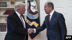 АКШнын президенти Дональд Трамптын орус тышкы иштер министри Сергей Лавров менен жолугушуусу. 10-май, 2017-жыл.