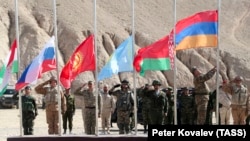 Національні прапори Таджикистану, Росії, Киргизстану, Казахстану, Білорусі та Вірменії (ліворуч-праворуч) під час спільних навчань ОДКБ, жовтень 2021 року