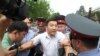 "Тезекпром" акциясынын катышуучуларын милиция кармап кетүүдө. Бишкек. 9-июнь, 2014-жыл. 