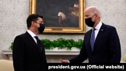 Ҷо Байден ва Владимир Зеленский