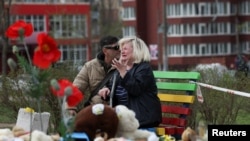 O femeie plânge la locul unui atac cu rachete rusești care a ucis mai mulți copii și adulți la Krivoi Rog, 5 aprilie 2025.