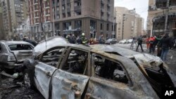 Київ після чергової російської атаки з застосуванням балістики, 20 грудня 2024 року 