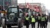 Capitala Canadei a fost paralizată în weekend de camionagii care au protestat din nou împotriva restricțiilor Covid. Manifestanţii au blocat străzile principale din oraș și au spus că vor continua ocupaţia până când restricţiile sanitare vor fi ridicate.