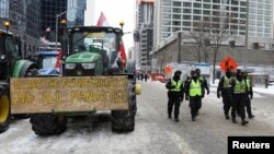 În Ottawa, tractoarele și camioanele au blocat străzile principale.