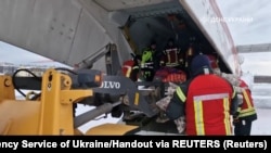 Ukrajinske spasilačke službe ukrcavaju pomoć za Tursku na nepoznatoj lokaciji, 7. februar