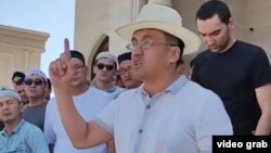 Даулетмурат Тажимуратов выступает на митинге в Каракалпакстане. Нукус, июль 2022 года