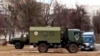 Российская военная санитарная машина около городской больницы Мозыря, Беларусь, 28 февраля 2022 года