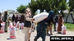 افغانستان کې لوږه او بې‌وزلي تر بل هر وخت ډېره شوې او خلک شکايت کوي چې اړو کسانو ته مرستې نه رسيږي.