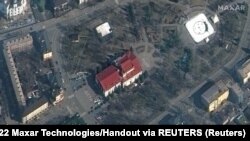 На супутниковому знімку, датованому 14 березня, видно напис «дети» біля театру в Маріуполі, на який війська РФ 16 березня скинули бомбу