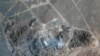 Într-o imagine din satelit luată pe 22 iunie 2025, se vede fumul care se ridică din craterele de impact lăsate de lovitura SUA asupra instalației iraniene de îmbogățire a combustibilului de la Fordo.