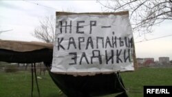 Один из жилмассивов Бишкека, апрель 2010 года. Иллюстративное фото.