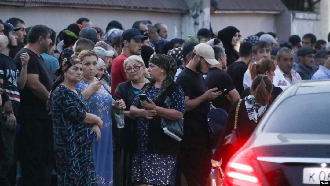 Люди у республиканского сборного призывного пункта, Республика Дагестан, Махачкала
