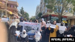افغانستان کې يو شمېر اعتراض کوونکې ښځې