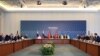 Membrii delegațiilor ucraineană (dreapta), rusă (stânga) și turcă (centru) participă la a doua rundă de negocieri, la Palatul Ciragan din Istanbul, pe 2 iunie 2025.