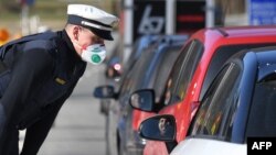 Якщо подивитися на загальну статистику співвідношення кількості інфікованих та загиблих у кожній країні, Німеччина виглядає таким собі аутсайдером. І все через незвично низький рівень смертності від вірусу у порівнянні з іншими державами
