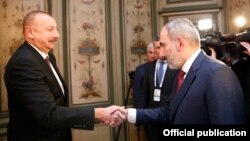 Президент Азербайджана Ильхам Алиев (слева) и премьер-министр Армении Никол Пашинян