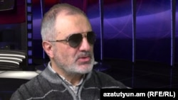 Алек Енигомшян в студии «Азатутюн ТВ» (архив)