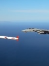 Томахавк крстари покрај американски Ф-14 над јужна Калифорнија во 2002 година.<br>Киев постојано бара пристап до американски ракети со долг дострел. Во 2024 година, украинскиот претседател Володимир Зеленски наговести дека Киев побарал Томахавк. Службеник на Белата куќа во тоа време наводно го нарекол барањето „тотално неизводливо“.
