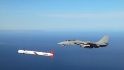 Томахавк крстари покрај американски Ф-14 над јужна Калифорнија во 2002 година.<br>Киев постојано бара пристап до американски ракети со долг дострел. Во 2024 година, украинскиот претседател Володимир Зеленски наговести дека Киев побарал Томахавк. Службеник на Белата куќа во тоа време наводно го нарекол барањето „тотално неизводливо“.