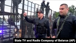 «Лукашенко почувається в безпеці лише до тих пір, поки ОМОН на його боці» – одна з цитат Олександра Федути, якого затримали в Москві агенти білоруського КДБ