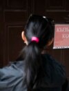 Женщина звонит в дверь с надписью «корь» в Республиканской инфекционной клинической больнице, город Бишкек, Кыргызстан. 2024 год. Фото: ВОЗ/Даниль Усманов