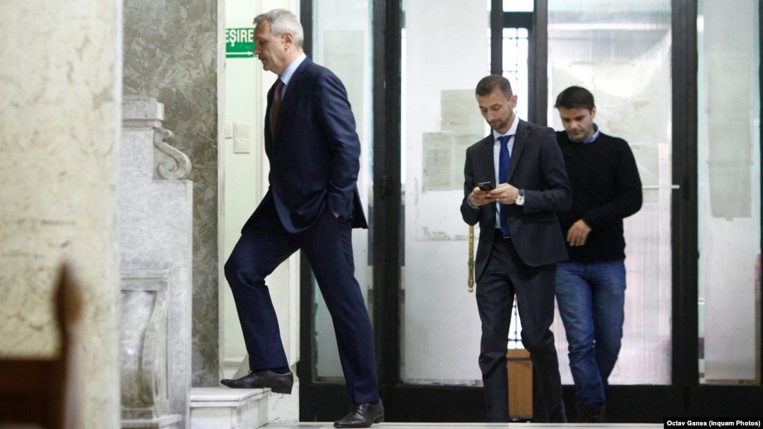 În noiembrie 2015, Adrian Mlădinoiu (în spate, cu telefonul) îl aducea pe Liviu Dragnea cu mașina la Înalta Curte, la procesul referendumului (1 an închisoare cu suspendare). Demisionase recent din SPP și își începea cariera cu funcții la stat și afaceri cu familia Dragnea
