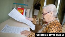 Выездноое голосование на дому на выборах депутатов Государственной думы России, Севастополь, 19 сентября 2021 года. Архивное фото