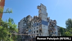 Пошкоджена російськими обстрілами багатоповерхівка у Покровську, травень 2025 року