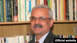 دکتر جليل روشندل پيش از اين در دانشگاه ها و مراکز پژوهشی مختلفی مانند تهران، «يو سی ال ای» در کاليفرنيا و مرکز «تحقيقاتی صلح کپنهاگ» مشغول تدريس و پژوهش بوده است