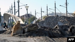 Barikade na glavnom mostu preko Ibra u Mitrovici, oktobar 2011