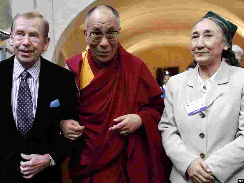 2009-cu ilin sentyabrı. Ke&ccedil;miş prezident Havel Tibetin mənəvi lideri Dalai Lama (mərkəzdə) və D&uuml;nya Uyğur Konqresinin rəhbəri Rebiya Kadeer ilə Praqada ke&ccedil;irilən bir beynəlxalq konfransda g&ouml;r&uuml;ş&uuml;r.