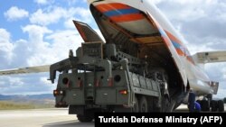 Թուրքիա - Անկարայի մոտ գտնվող «Մուրթեդ» ավիացիոն ռազմակայանում ռուսական ռազմական բեռնատար օդանավից դուրս են բերում S-400-ի բաղադրիչները, 12-ը հուլիսի, 2019թ․
