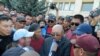 В то время, когда полномочный представитель правительства разговаривал с кредиторами банков, на площадь прибыли около 50-60 конников. Они представились жителями Джети-Огузского района.
