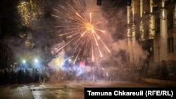 Протестиращите използват фойерверки срещу полицията в Тбилиси по време на петия ден от протестите в Грузия, 2 декември 2024 г.
