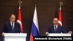 Министры иностранных дел России и Турции - Сергей Лавров (слева) и Мевлют Чавушоглу