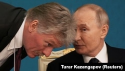 «Президент Путін послідовно доносить до своїх співрозмовників, у тому числі американських представників нашу позицію про неприпустимість розширення НАТО на схід», – сказав Пєсков