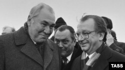 Русия хөкүмәте рәисе урынбасары Фикрәт Табиев (с) һәм Баден-Вюртемберг хөкүмәте рәисе Лотар Шпэт. 10 февраль 1988 