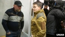 Надія Савченко (праворуч) та Володимир Рубан (ліворуч), Київ, 9 березня 2018 року