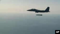 სამხრეთკორეული ავიაგამანადგურებელი F-15K უშვებს Taurus-ის რაკეტას სამხედრო წვრთნების დროს, 2023 წლის 24 მარტი. ილუსტრაციული ფოტო.
