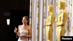 Женифер Лоренс «эң мыкты актриса» наамын алды.
