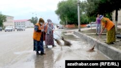 Ашхабадские коммунальщики (иллюстративное фото) 
