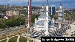 Aqmescitte Cuma Caminiñ quruluvı
