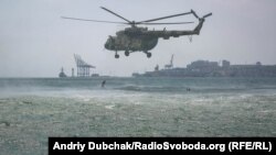 Стрибають бійці з висоти 5-7 метрів у надлегкому спорядженні (гідрокостюм, ласти, маска)