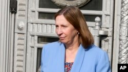 Ambasadoarea SUA în Rusia, Lynne Tracy, părăsește ministerul rus de Externe de la Moscova în aprilie 2023.