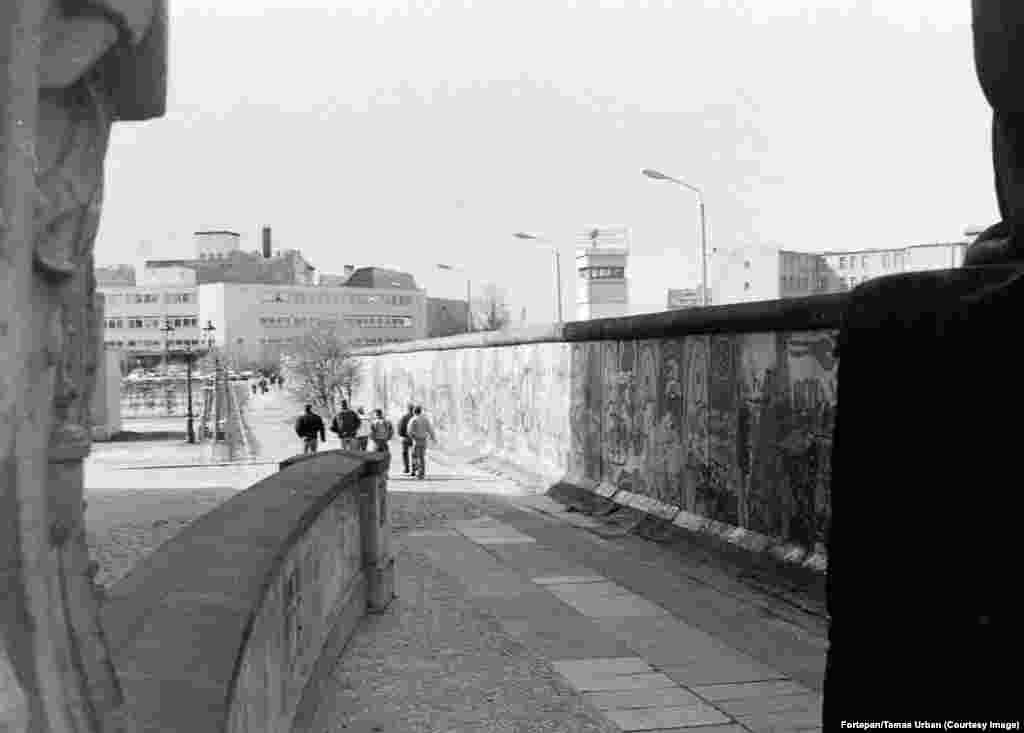 Zidul Berlinului de-a lungul străzii The Niederkirchner, fotografiat în 1988.&nbsp;