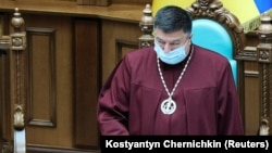  Суддя Конституційного суду України Олександр Тупицький на засіданні КСУ. Київ, 23 червня 2020 року
