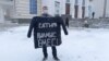Казакстанда "Сатира кылмыш эмес" деген жазуу менен чыккан активисттер кармалууда