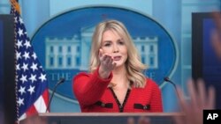 Це ще одна фейкова новина від Reuters, заснована на анонімних джерелах, зазначила прессекретарка Білого дому Каролін Лівітт